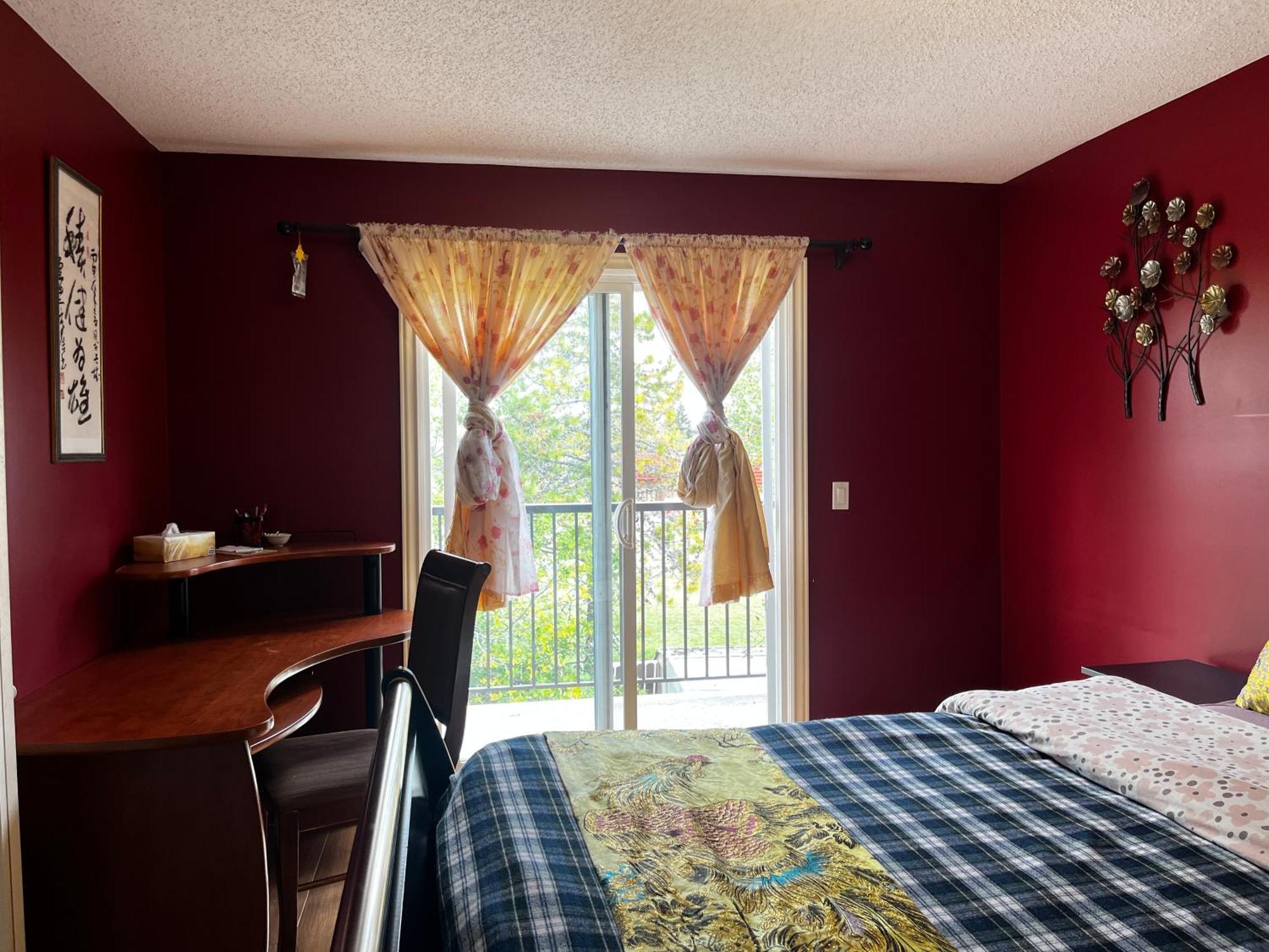Beddington Masteroom Close Airport! Homestay Calgary